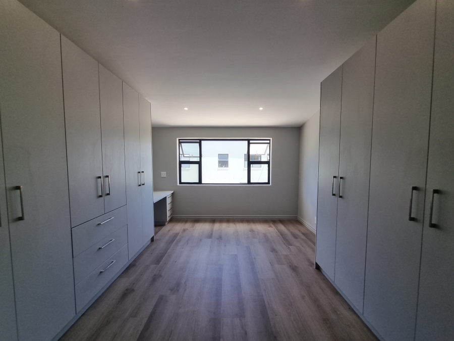 To Let 4 Bedroom Property for Rent in Royal Ascot Western Cape